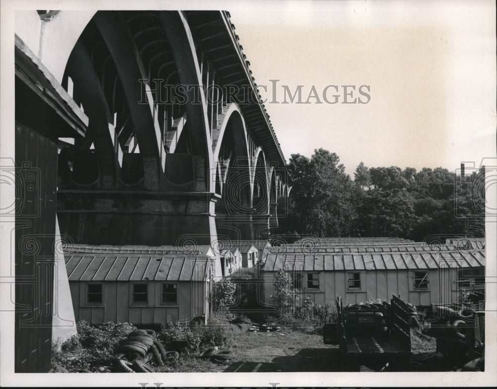 1961 Press Photo Huts under the Brooklyn Bridge are called a Fire Hazar.- Historic Images