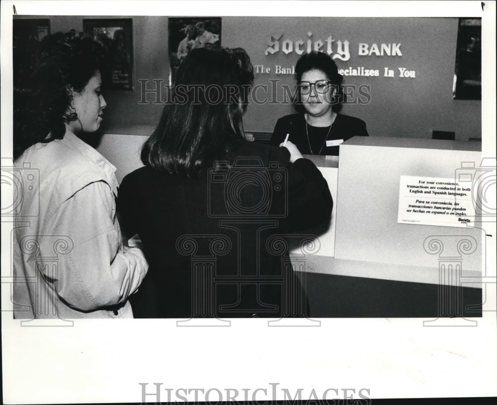 1990 Press Photo Society Bank branch with bi-lingual sings in Spanish- Historic Images