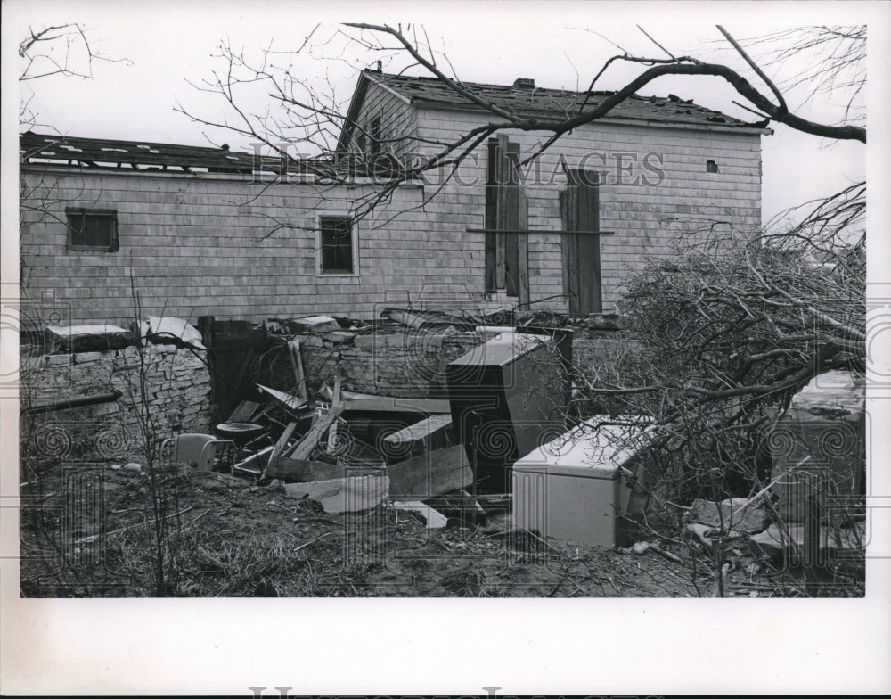 1965 Press Photo Pittsfield house lifted off foundation during a tornado in Ohio- Historic Images