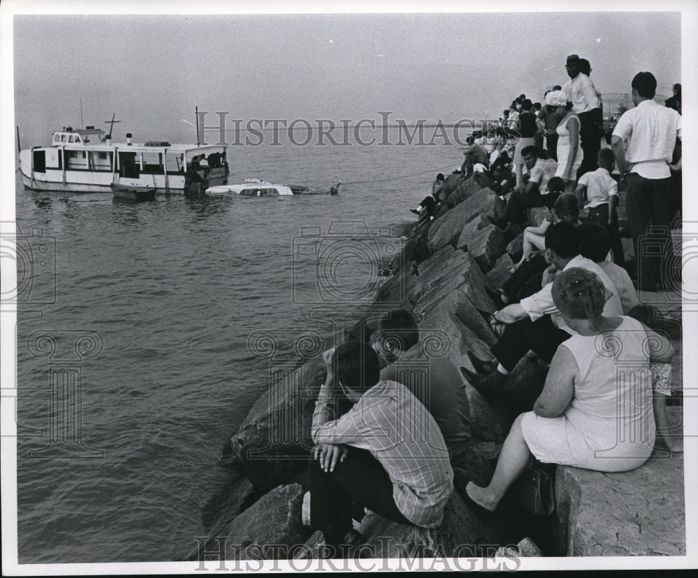 1969 Press Photo Salvage boat on a stormy weather at Edgewater- Historic Images