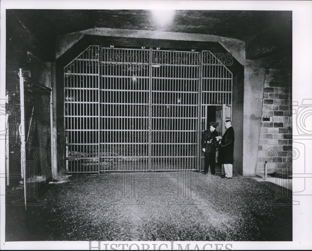 1960 Press Photo National City Bank of Cleveland, record storage, vault entrance- Historic Images