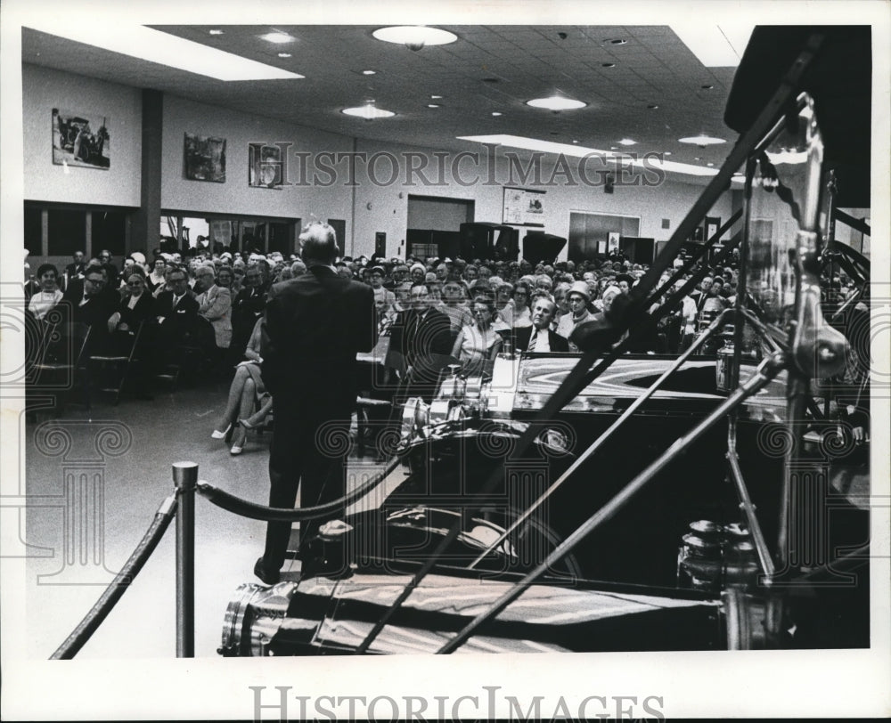 1962 Press Photo Frederick Crawford at Western Reserve Historical Society- Historic Images