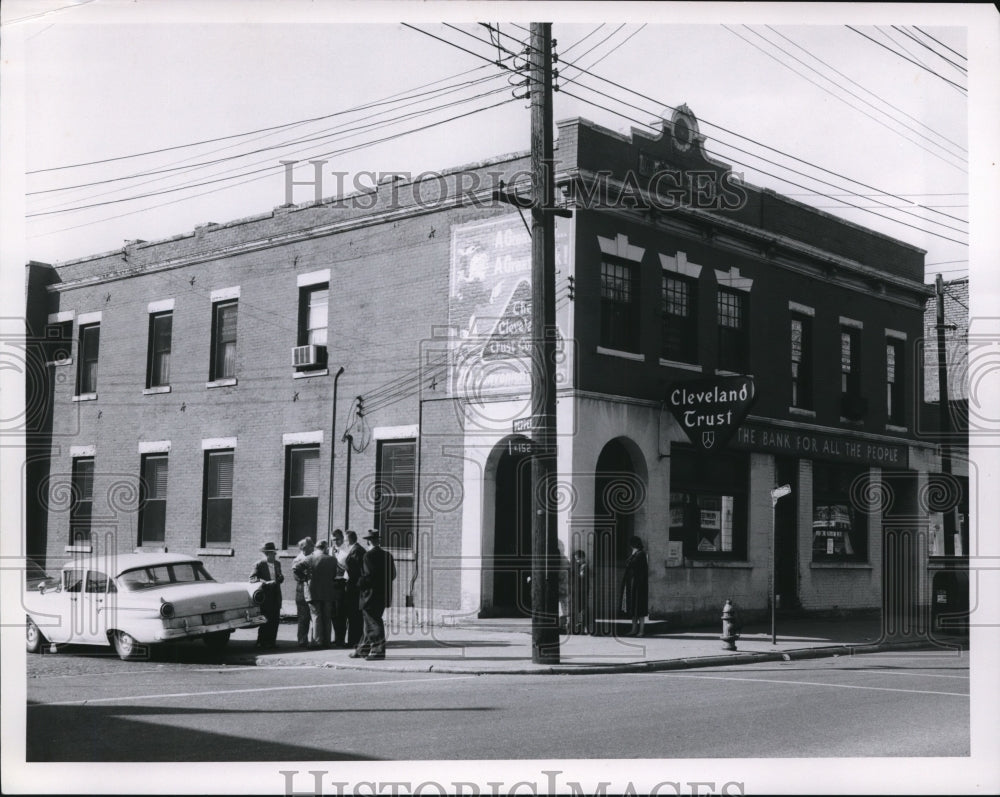 1960 Press Photo Cleveland Trust Co., Bank Holdup- Historic Images