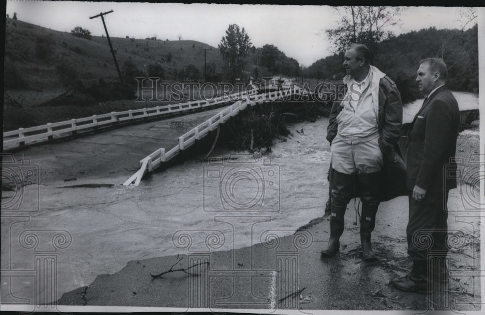 1968 Press Photo Gov.James A. Rhodes of Ohio inspect destroyed by heavy rain.- Historic Images