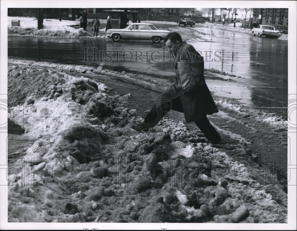 1962 Press Photo Snow at SW corner East Roadway &amp; Superior- Historic Images