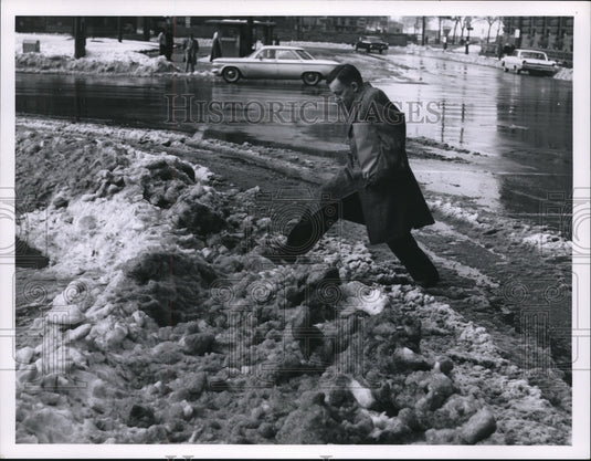 1962 Press Photo Snow at SW corner East Roadway & Superior- Historic Images