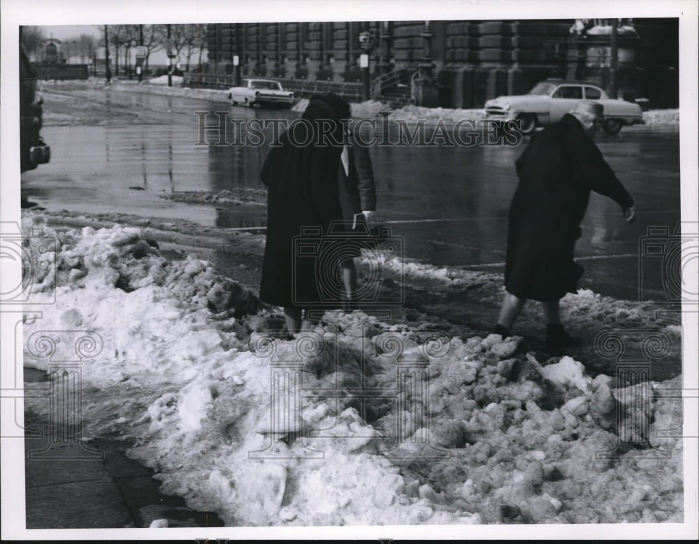 1962 Press Photo People at SW corner East Roadway &amp; Superior, Weather - Snow- Historic Images