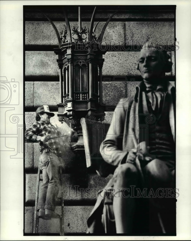 1984 Press Photo Louis Plaza, Cuyahoga county employee cleans front courtyard- Historic Images