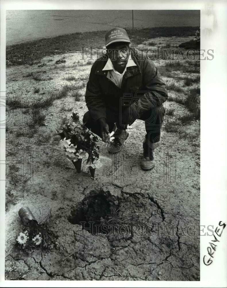 1987 Press Photo George Whitten at the Highland View Cemetery- Historic Images