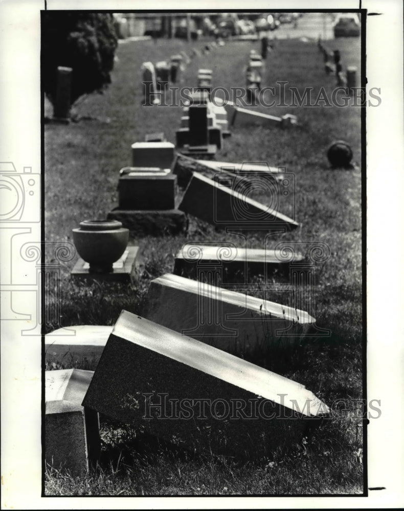 1985 Press Photo Knocked down grave markers at St Mary&#39;s Cemetery - Historic Images