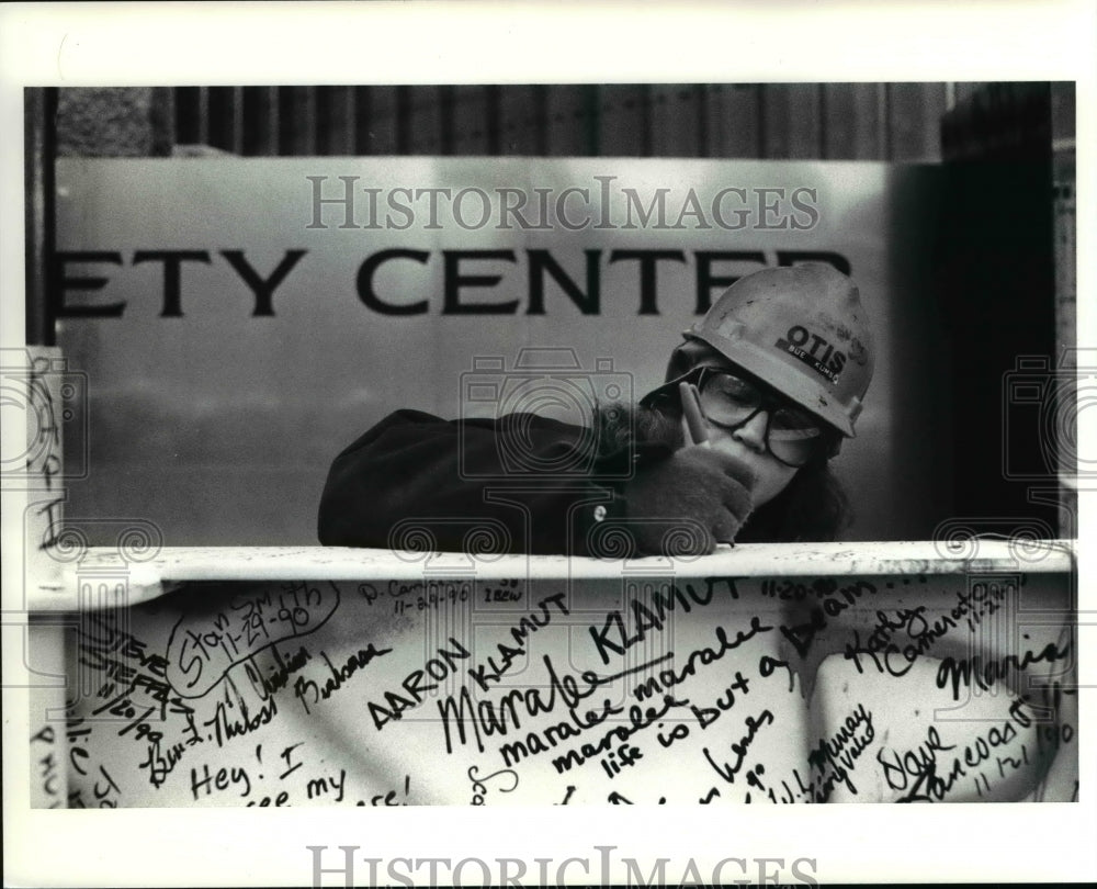 1990 Press Photo Topping off the Ceremony at the Society Center with Jacobs Bros- Historic Images