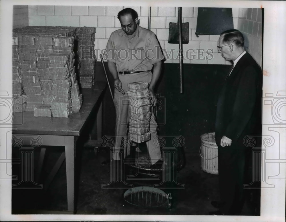 1964 Press Photo Bills dropped into pit by Wilbert Russel as Robert Kunz watches- Historic Images