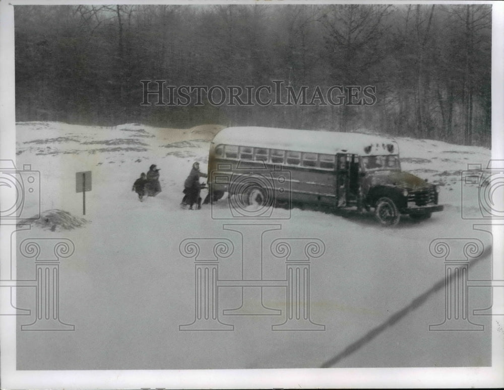 1960 Press Photo SS. Peter &amp; Ukrainian Catholic School pupils push their bus- Historic Images