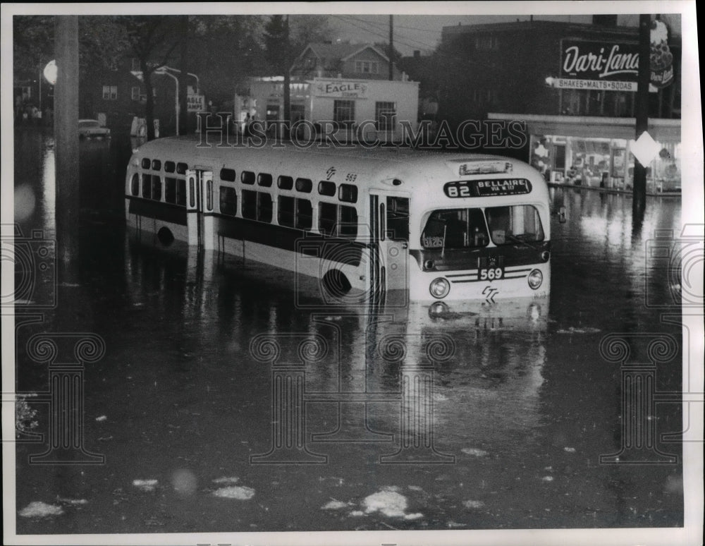 1968 Press Photo Bus stuck in water with ice at W 11 &amp; Cooley.- Historic Images