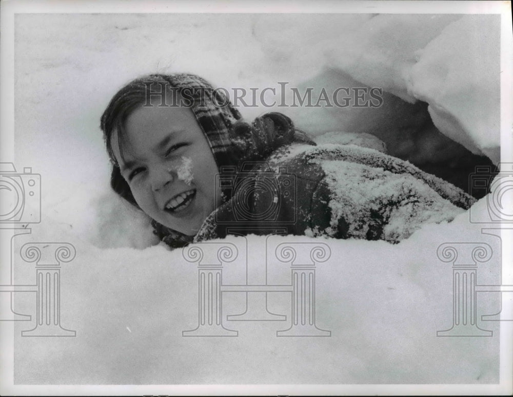 1962 Press Photo Deborah Zimmerman peeks out of snowbank- Historic Images