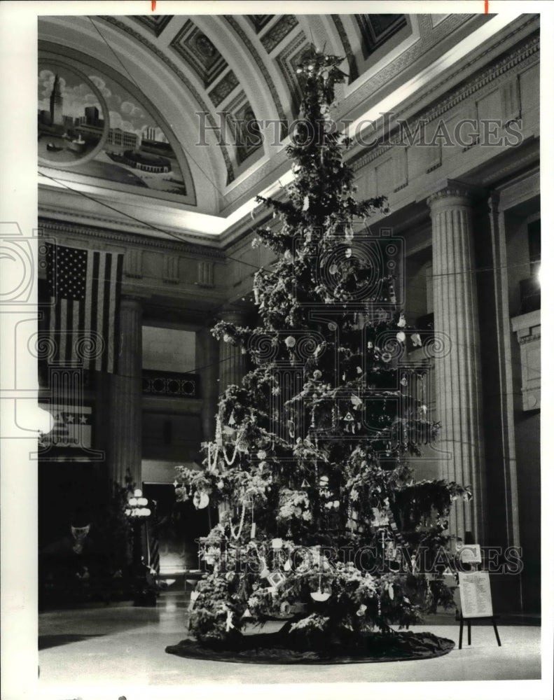 1980 Press Photo Christmas tree decorates City Hall- Historic Images