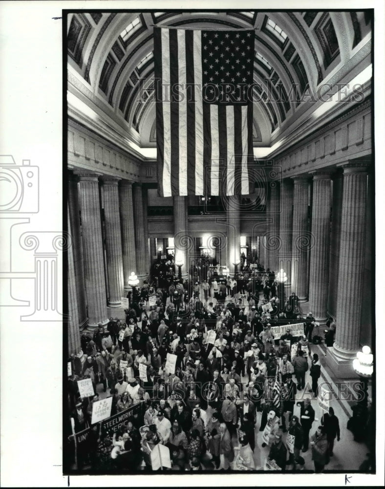 1986 Press Photo LTV marchers as they arrive at City Hall - Historic Images