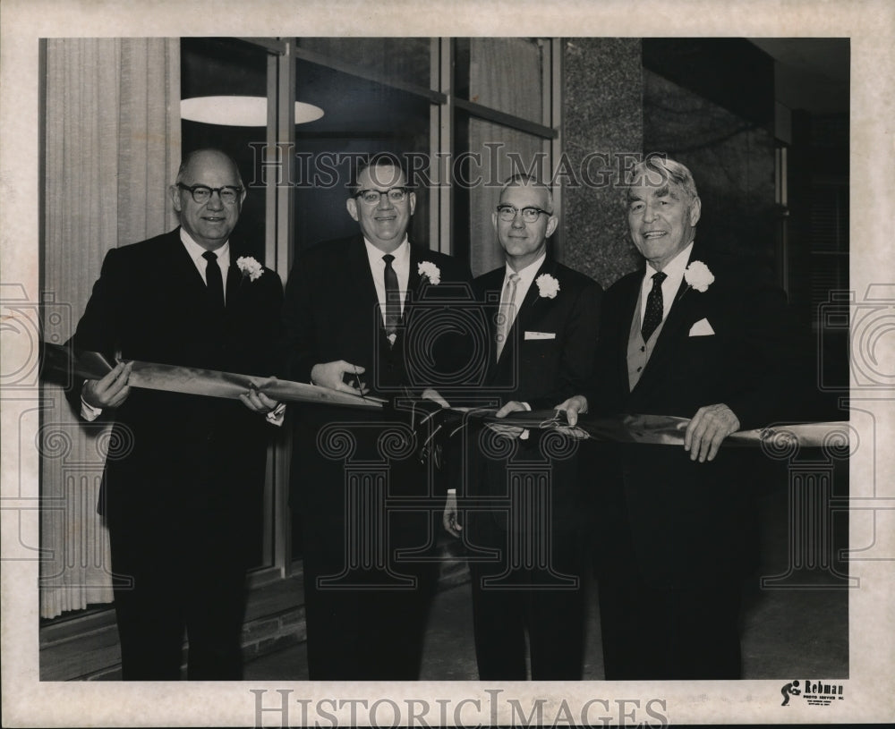 1965 Press Photo Opening of Cleveland Trust&#39;s 77th office- Historic Images