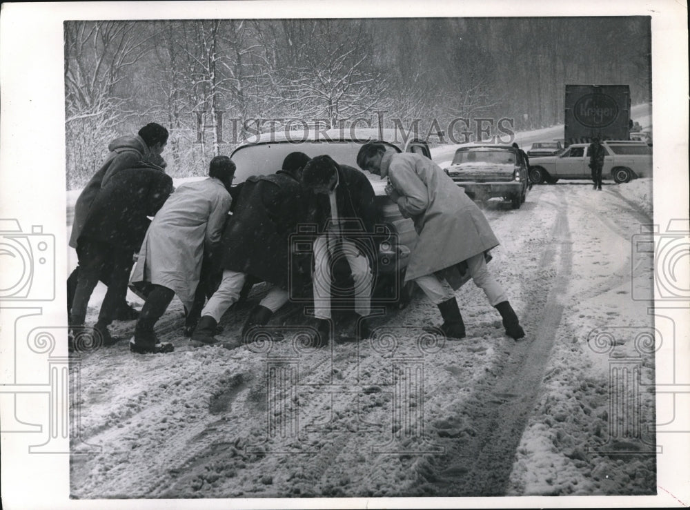 1966 Press Photo The broken cars during the snowy winter- Historic Images