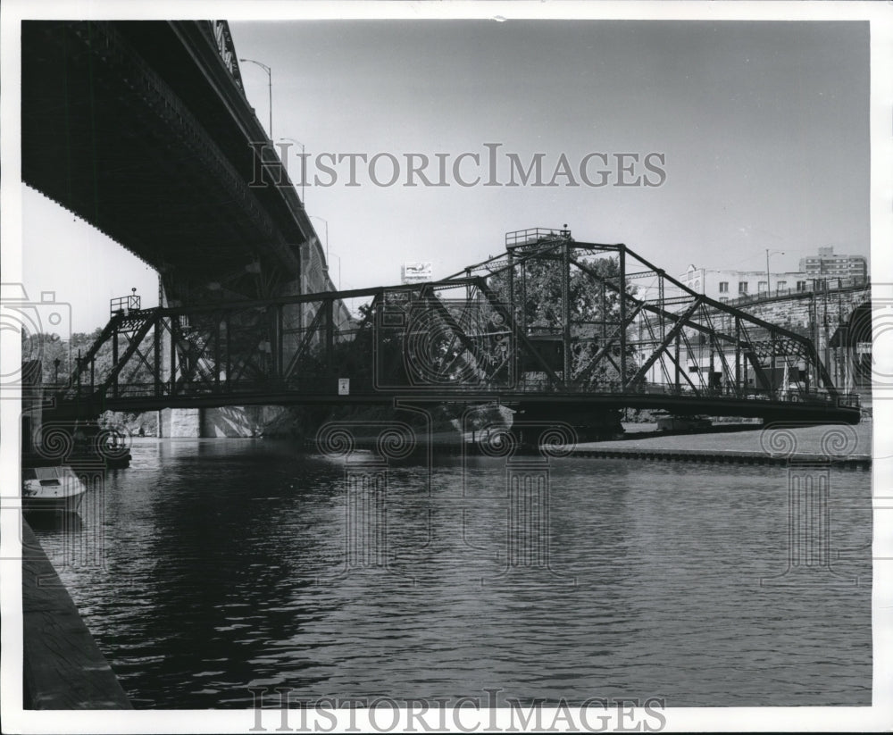 1990 Press Photo Center Street Swing- Historic Images