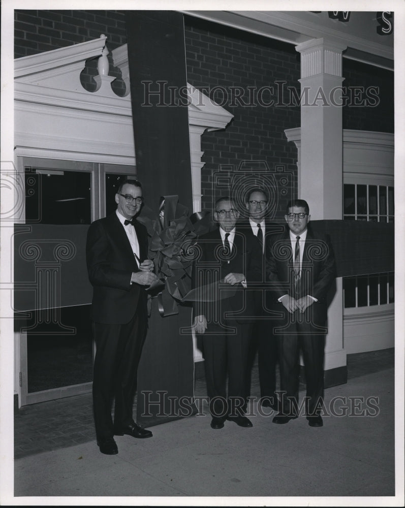 1967 Press Photo Broadview Savings &amp; Loan Co. Officials- Historic Images