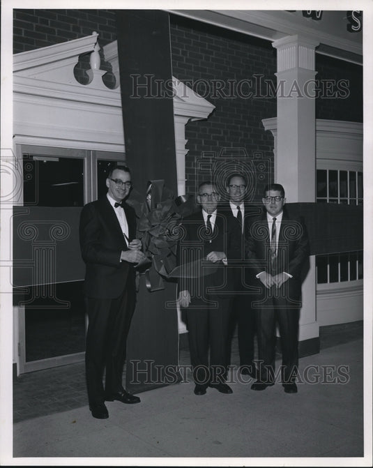 1967 Press Photo Broadview Savings & Loan Co. Officials- Historic Images