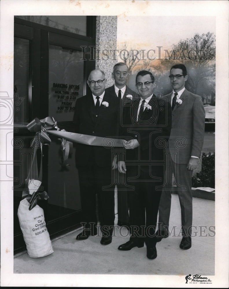 1967 Press Photo Pres. G.  Karch, VP F. Cox, Manager E.M.Michaels and VP Thoburn- Historic Images