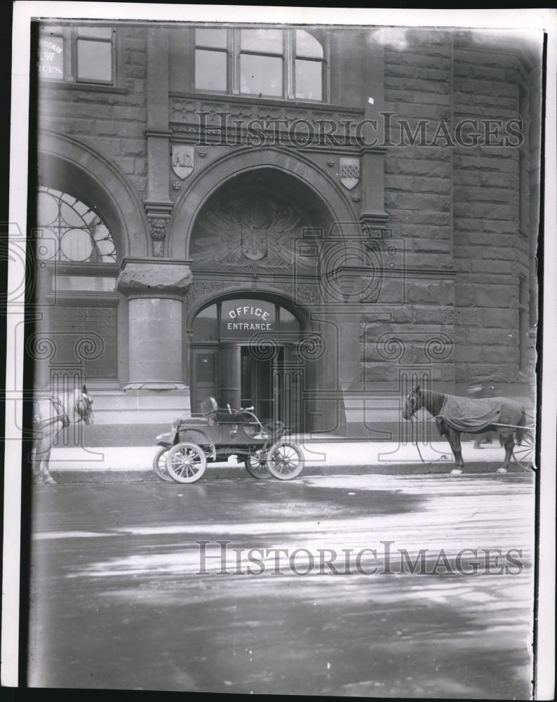 1960 Press Photo Office entrance of Society for Savings Building - cva85875- Historic Images