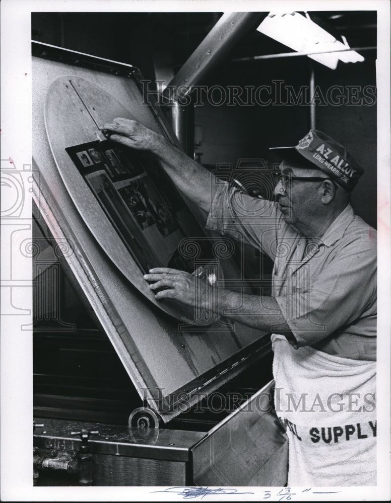 1966 Press Photo Lois Mac Millan places flat into the powderless etching machine- Historic Images