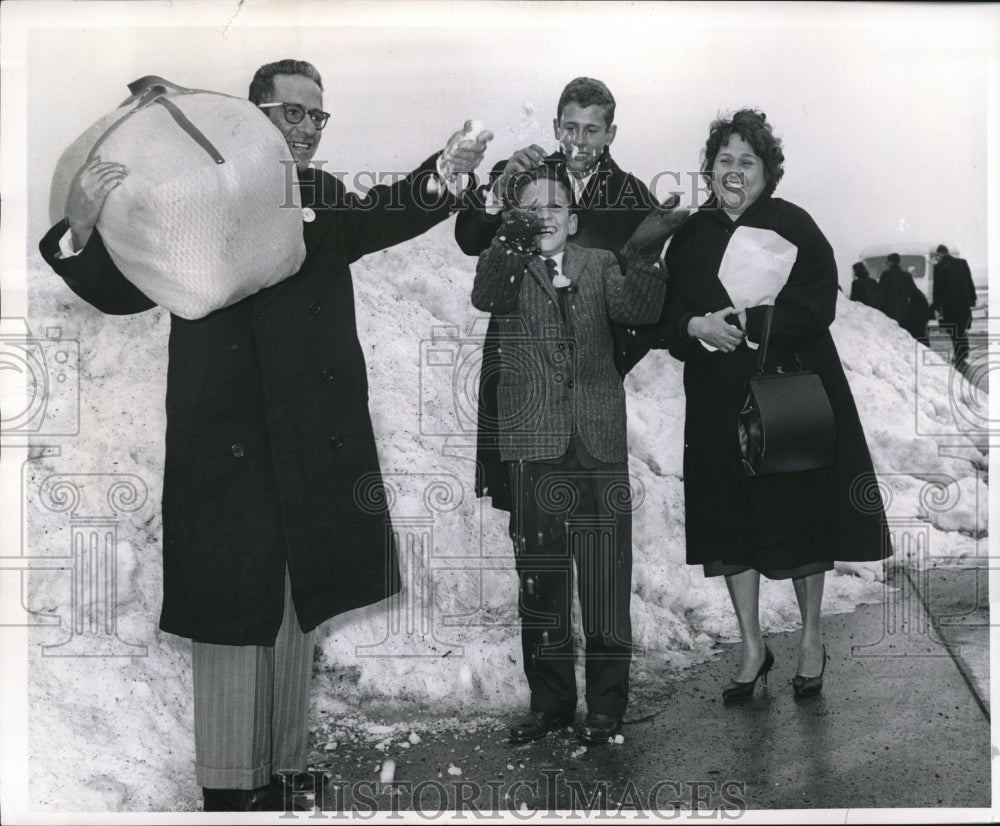 1962 Press Photo Mr. and Mrs. Jose Alfonso and sons first snow at Cleveland. - Historic Images