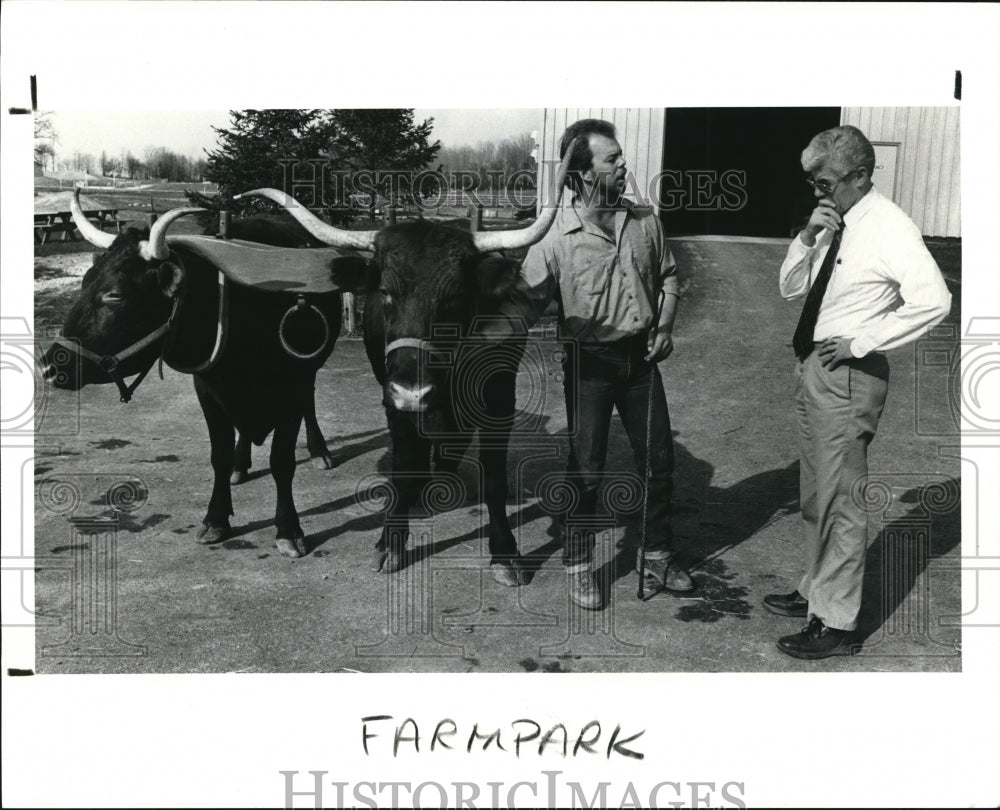 1990 Press Photo Rick LeMaster with director Darwin Kelsey at Lake Farm Park - Historic Images