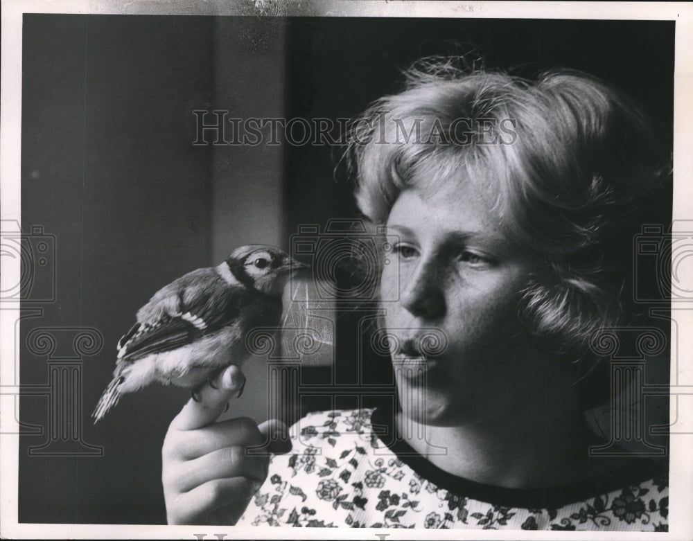 1963 Press Photo Lynn Tyson with the baby blu jay named Baby- Historic Images