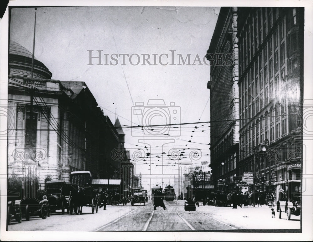 1962 Press Photo A Busy Morning Scene at Ninth Street Looking South From Euclid - Historic Images