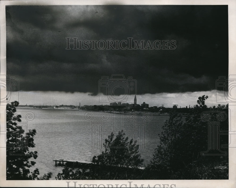 1960 Press Photo Black Storm Clouds threatning the downtown Cleveland- Historic Images