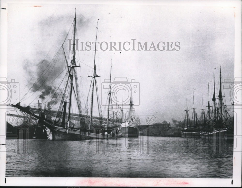 1964 Press Photo Unloading Ore in Cuyahoga River - Historic Images