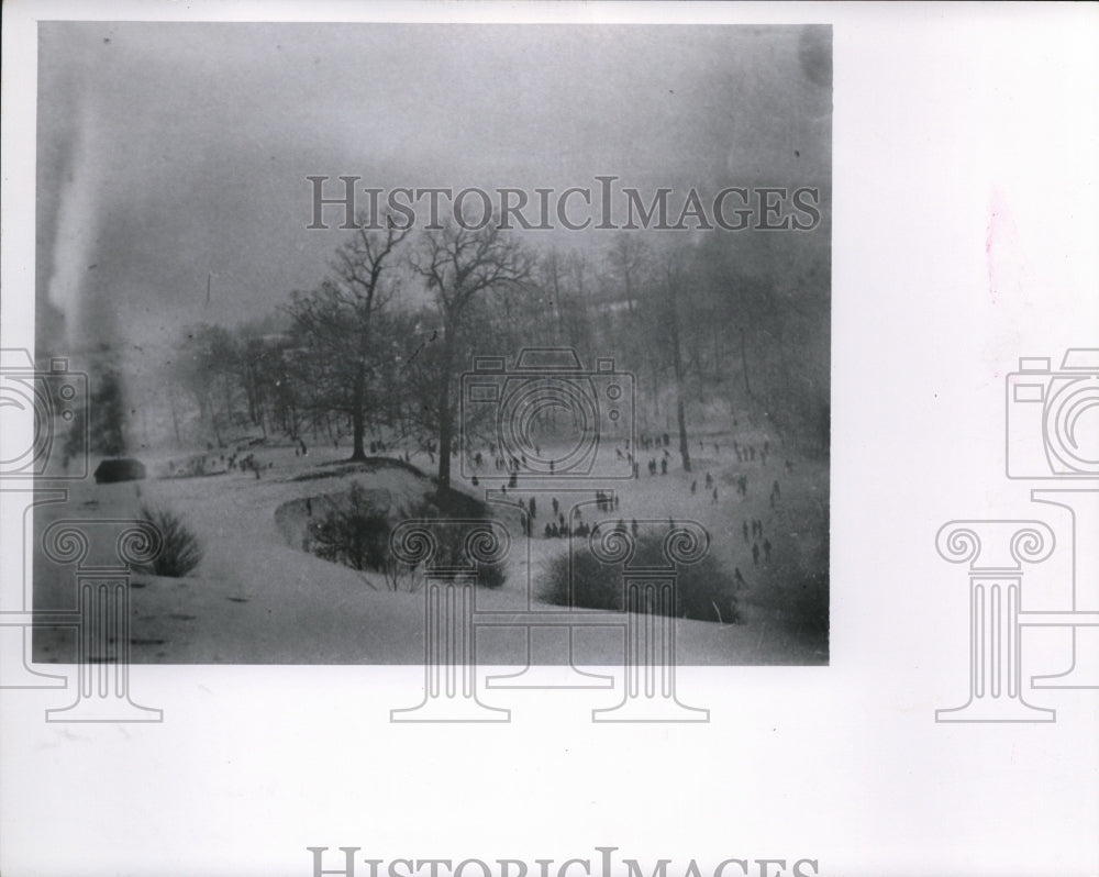 1963 Press Photo Skaters in Garfield Park during winter in 1897- Historic Images