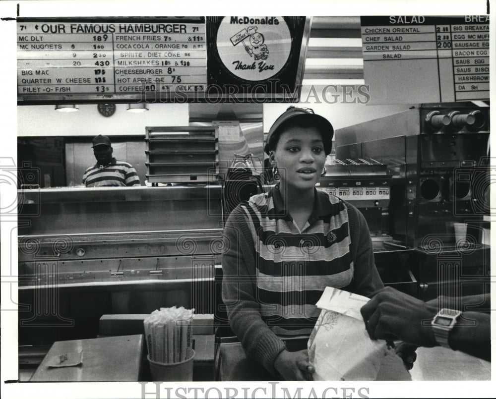 1990 Press Photo Rachel Owens employee of McDonald&#39;s at  E152 &amp; St Clair Ave- Historic Images