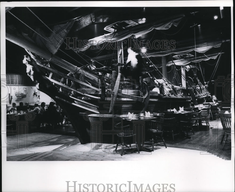 1969 Press Photo Picadilly Square Restaurant - Historic Images