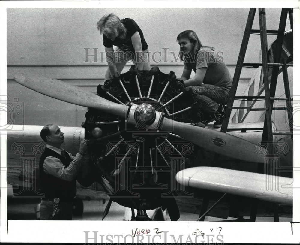 1990 Press Photo Aviation HS teacher Edmund Scheffner w/ Frank Becka &amp; Jeff Word- Historic Images