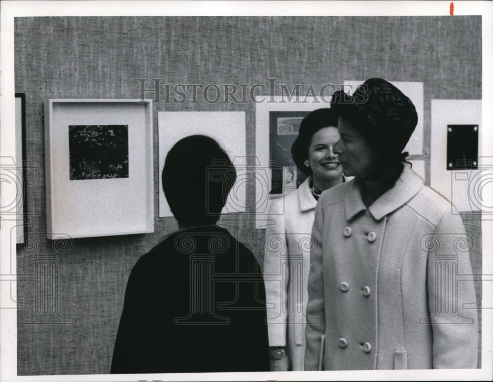 1967 Press Photo Mrs Eric A Trigg, Mrs Lewis R Schilling at  May Show- Historic Images