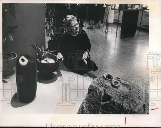 1965 Press Photo Mrs R Henry Norwab at Museum of Art-May Show - Historic Images