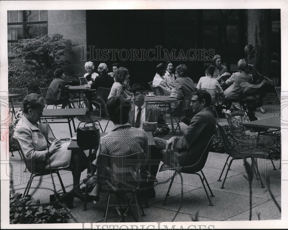 1967 Press Photo Patrons on tea break at May Show in Museum of Art- Historic Images