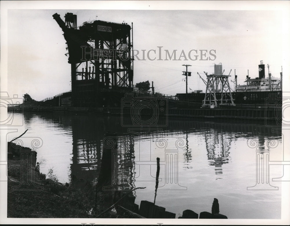 1962 Press Photo Old docks East side of Parcel Port Bldg. in W. 6th Street- Historic Images