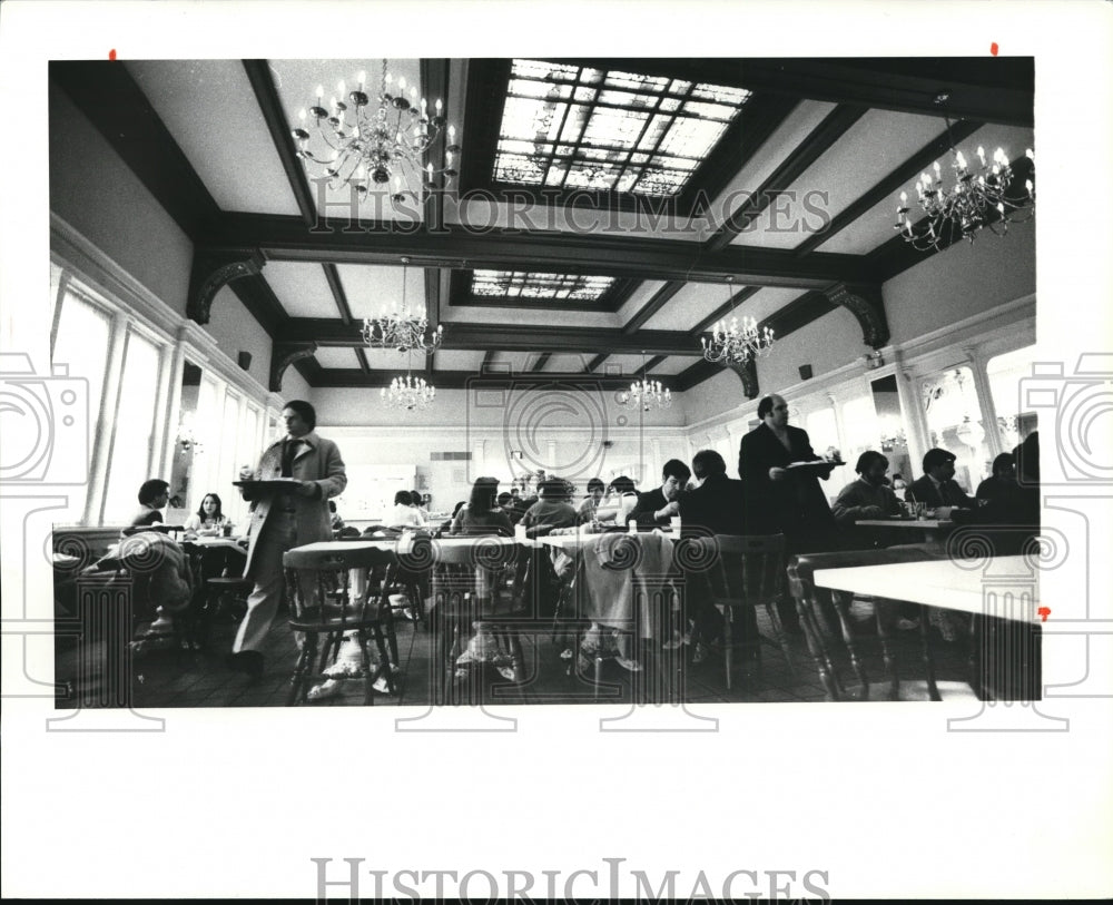 1979 Press Photo Men with Food in a Tray Looking for Tables - cva88316- Historic Images