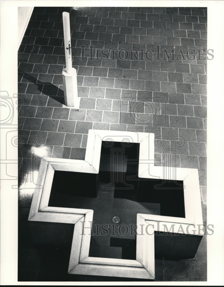 1991 Press Photo Baptismal fount and Paschal candle at St. Peter&#39;s Church on Sup- Historic Images