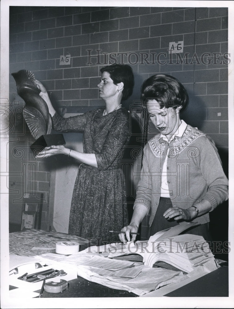 1962 Press Photo Mrs. Wilbur Morkel and Mrs. Elizabeth Shearer at the Art Museum- Historic Images