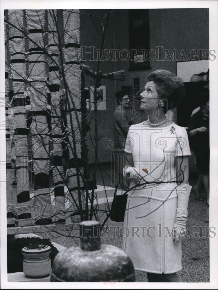 1967 Press Photo Mrs.Sewerance O.Milliken at Museum Of Art May Show in Cleveland- Historic Images