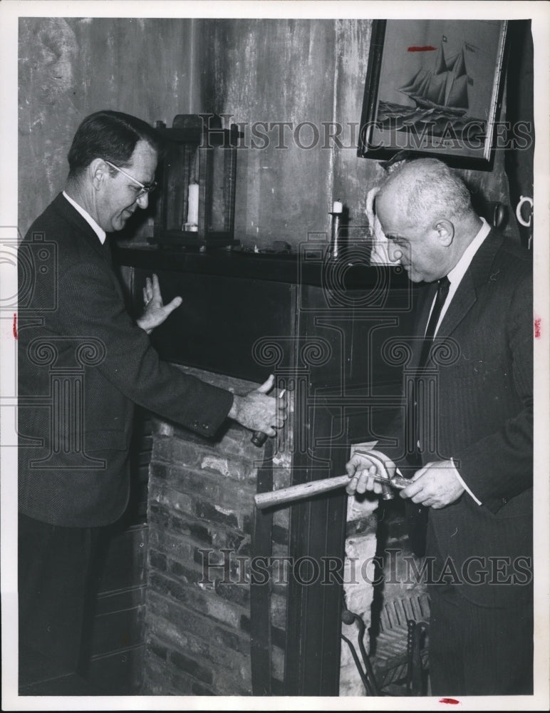 1965 Press Photo Henry Judd and Frank Marris at the Dunham Tavern- Historic Images