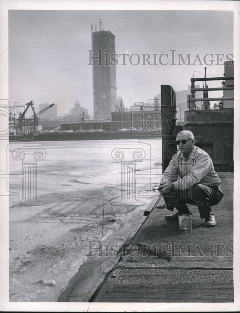 1964 Press Photo Man do a little fishing at E. 9th St. Pier - Historic Images