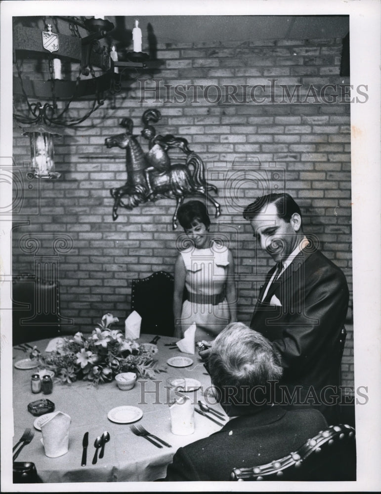 1968 Press Photo Mary Brooks &amp; Steve Spenli of Pipers II Restaurant - Historic Images